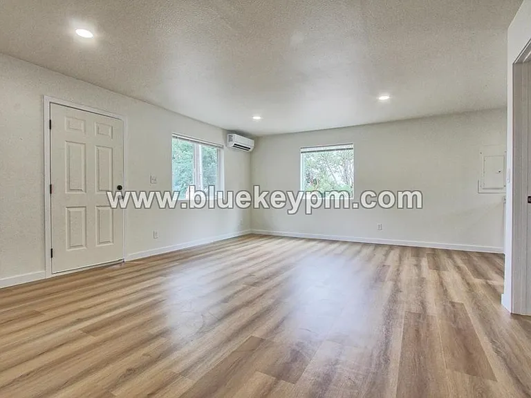 2907 Main St — Photo 2