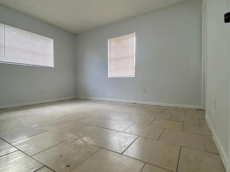1312 Saxon Blvd — Photo 14