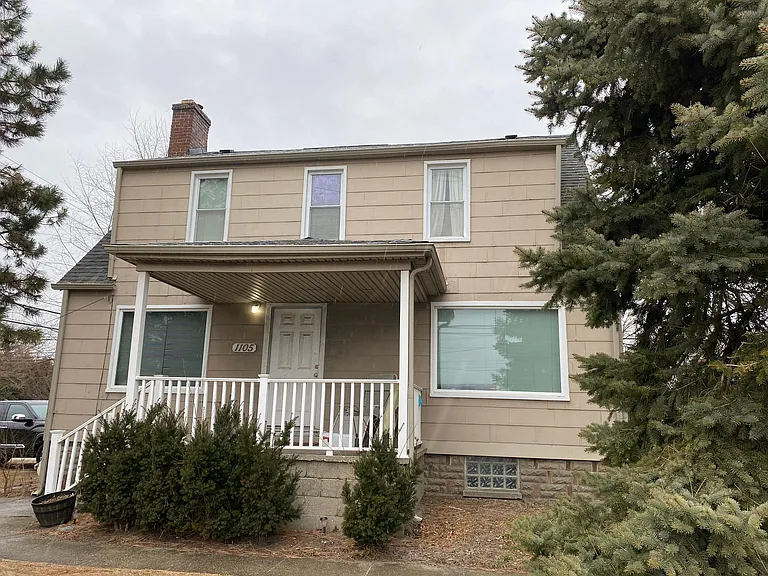 1105 E Maple Rd — Photo 2