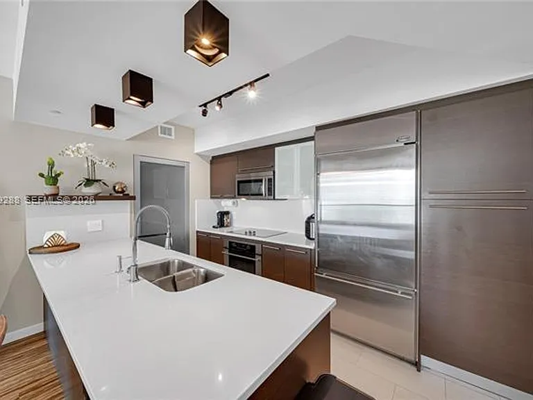 55 SE 6th St #1803 — Photo 2