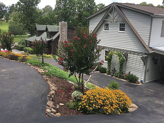 3rd image of 694 Ridge Circle Rd