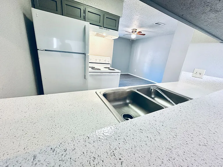 Awesome open Studio Apartments Close to Downtown — Photo 28