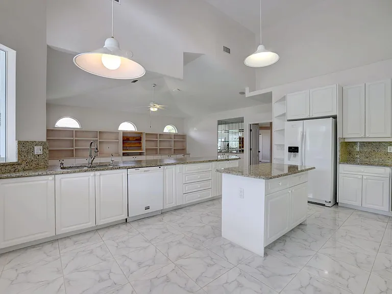 8028 Plantation Lakes Dr — Photo 15