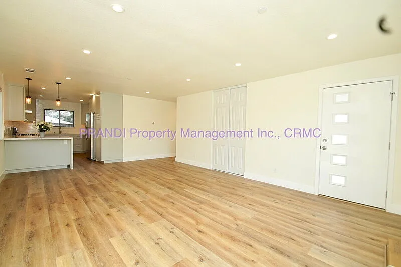 3 bed, 2.0 bath, 1016 sqft, $4,650 — Photo 2