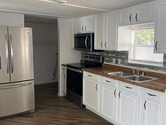 3rd image of 4757 Dunkeld Ave
