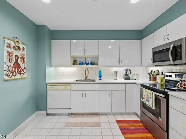 208-32 Shearwater Ct BLDG 208 #32, Jersey City, NJ 07305