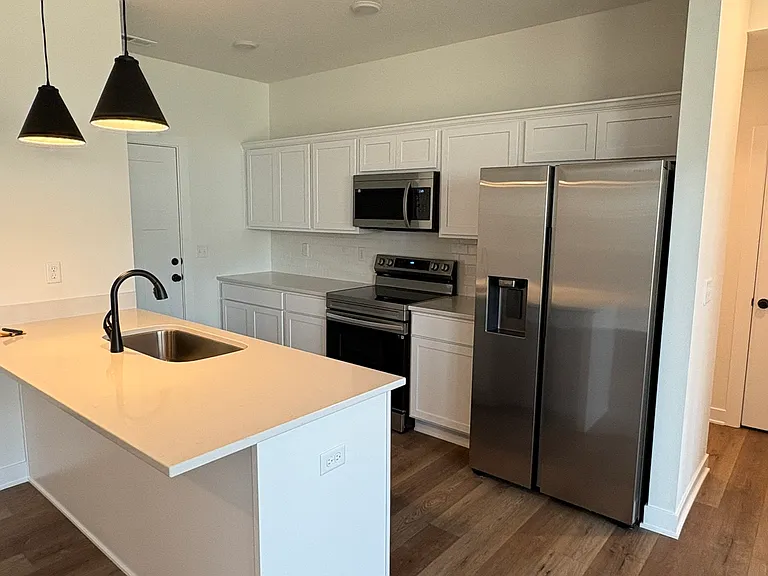 220 NW Waverly Dr #1 — Photo 8