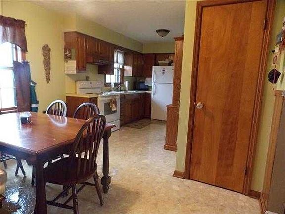 4th image of 131 Meadowbrook Cir