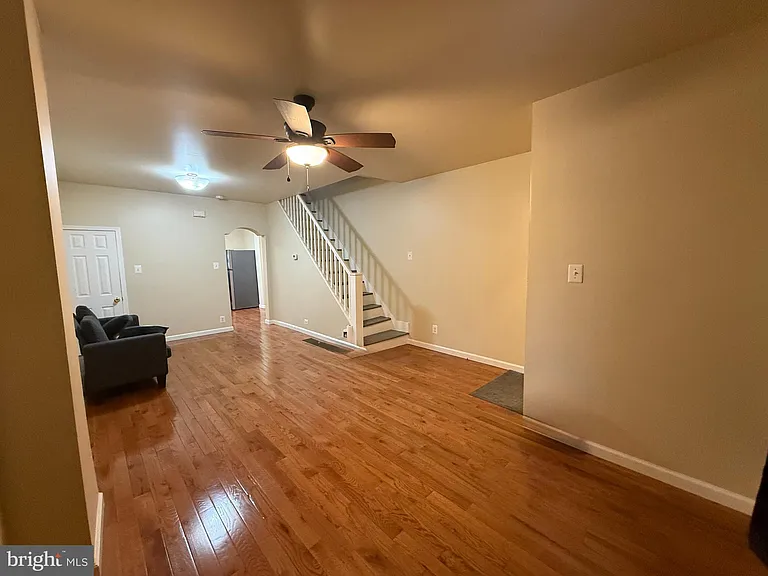 342 Gladstone St — Photo 2