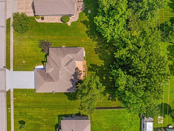 3rd image of 15613 White Dr
