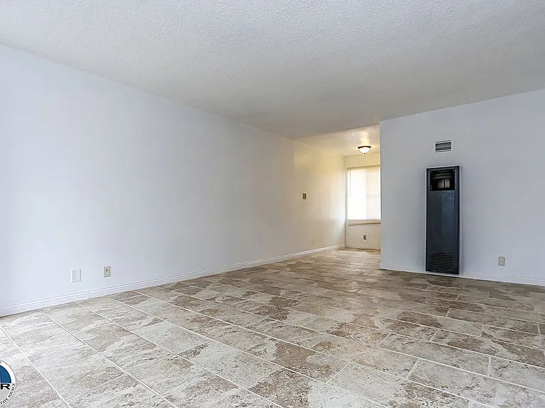 284 N Garnet Way — Photo 4