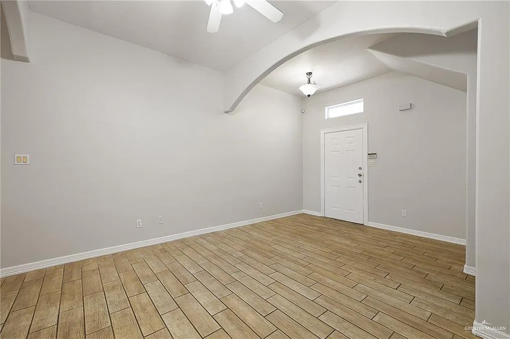 3 bed, 2.0 bath, 1300 sqft, $1,095 — Photo 4