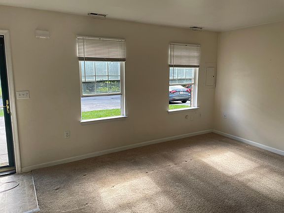 4th image of 6 Oxford Ct