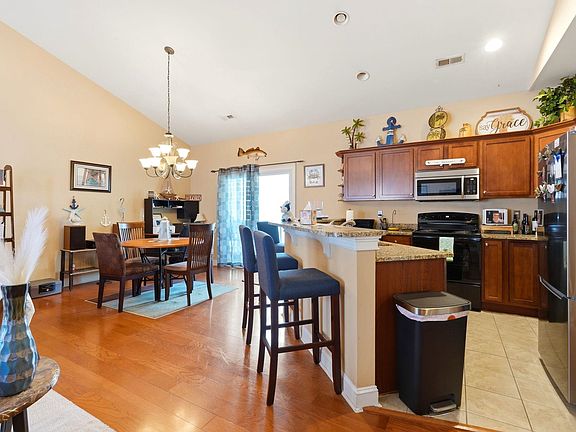 5th image of 577 Sunnyside Ave. #b