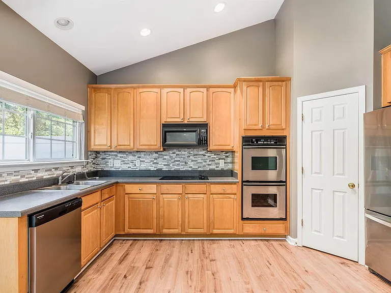 12215 Fox Valley St — Photo 7