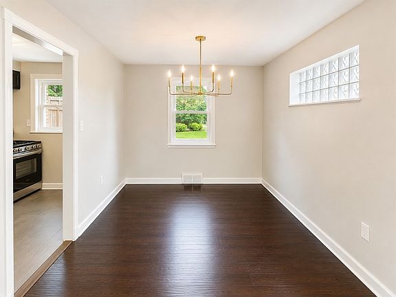 5th image of 543 Fordham Ave