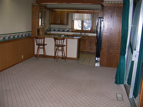 4th image of 101 E Columbia St