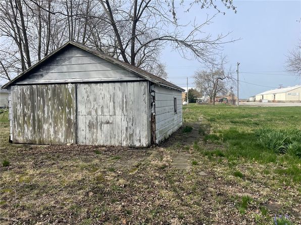 217 N Vine St, Stewardson, IL 62463