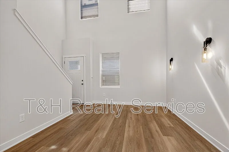 1 bed, 1.5 bath, 572 sqft, $1,325 — Photo 3