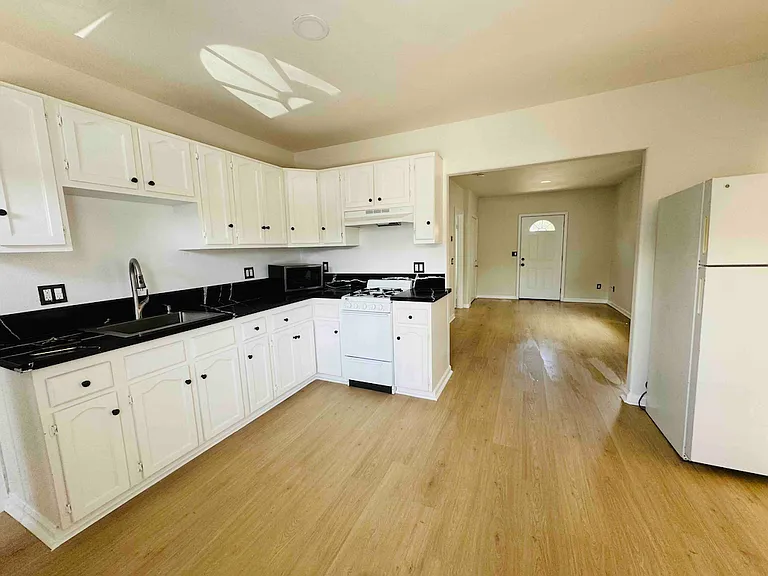 441 N Daisy Ave — Photo 4