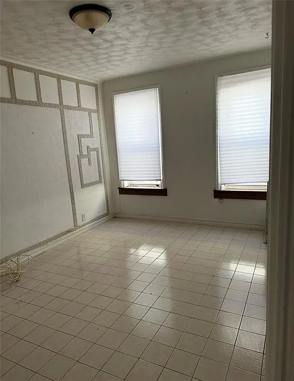 2 bed, 700 sqft, $2,400 — Photo 1
