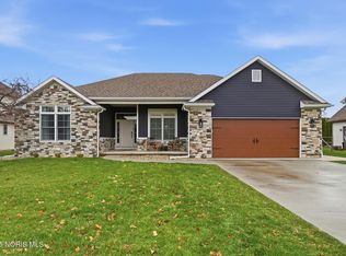305 Ridgepoint Cir, Waterville, OH 43566