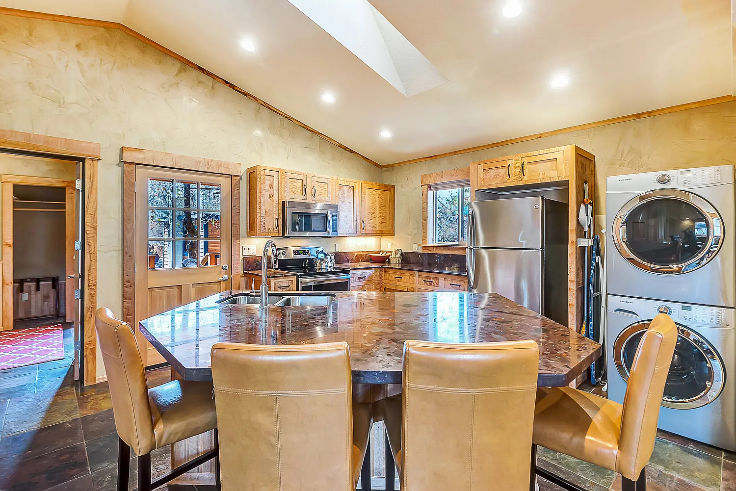 2 bed, 1200 sqft, $3,200 — Photo 1