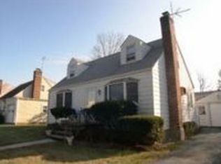 8 Andover Pl, Glen Cove, NY 11542