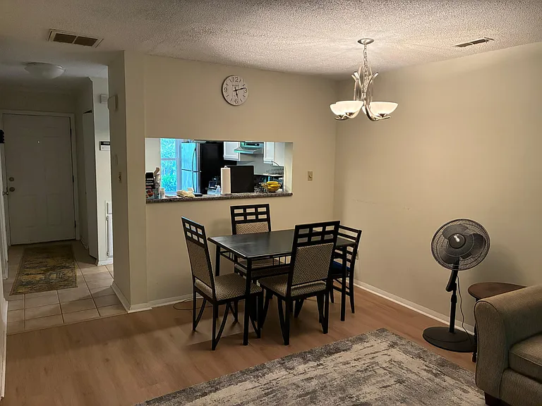 11 Astor Ct — Photo 4
