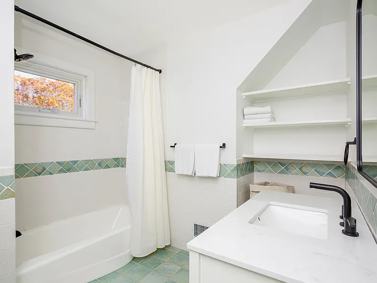 212 Meadows W — Photo 26