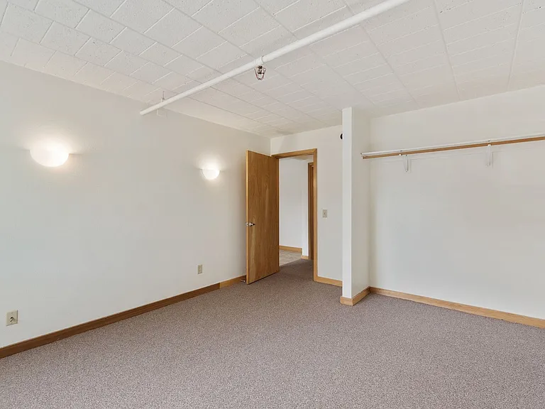 2125 W Kilbourn Ave — Photo 17