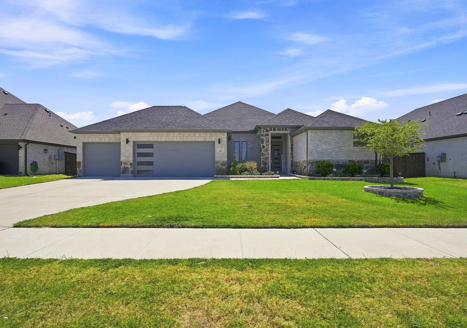 247 Half Moon Dr — Photo 2