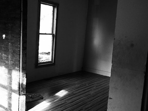 2nd image of 305 E Elm St