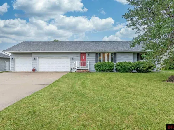 129 Charlotte Dr, Lake Crystal, MN 56055