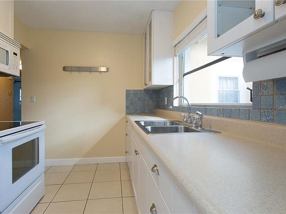 4th image of 2310 Granada Cir W