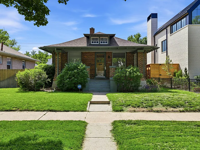 975 S Vine St — Photo 1