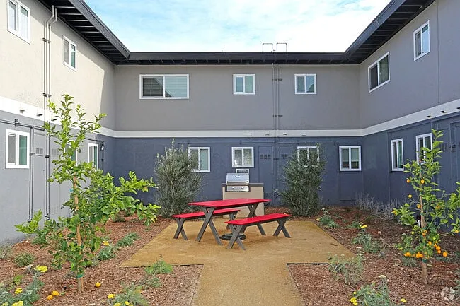Stratus Apartments — Photo 4