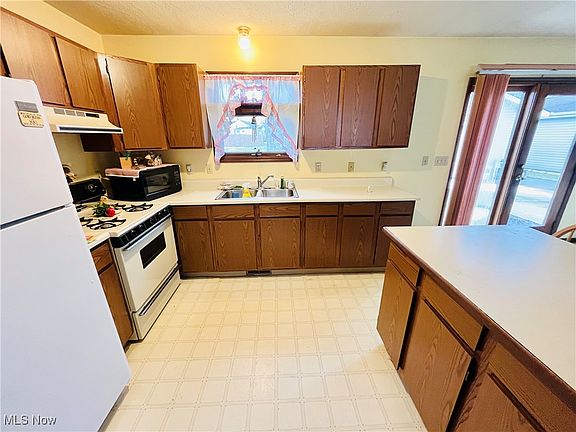 3rd image of 60 Roosevelt Dr