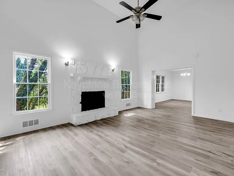 1586 Kings Rd — Photo 7