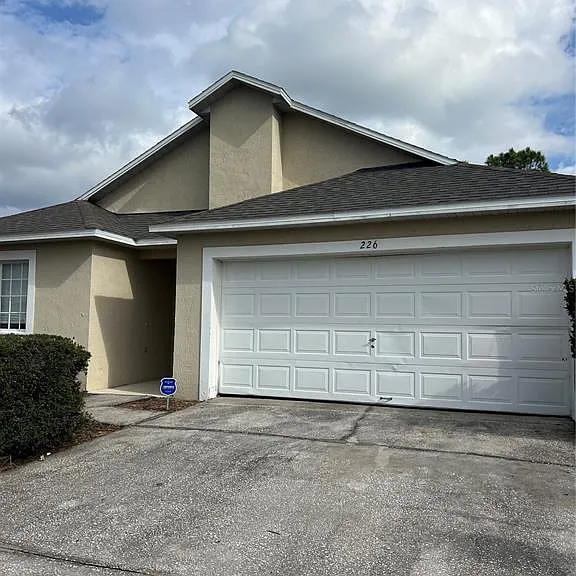 226 Hillcrest Dr — Photo 1