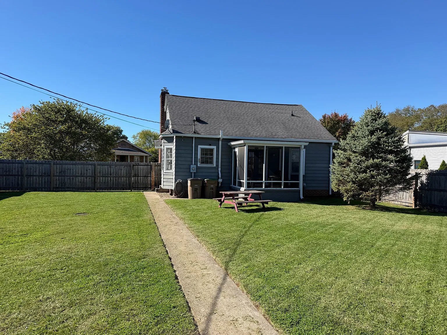 3 bed, 2756 sqft, $2,300 — Photo 2