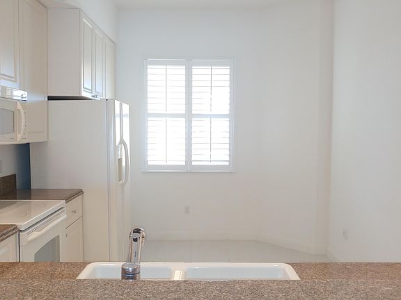 4th image of 12 Harbour Isle Drive W #Ph05