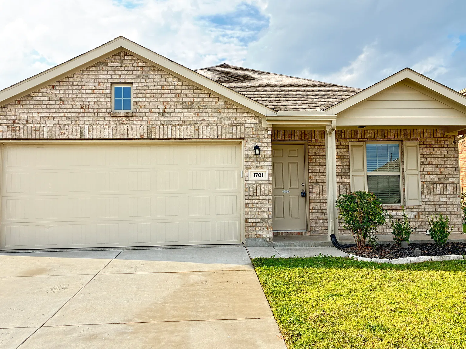 1701 Westfall Dr — Photo 1