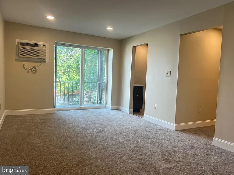526 Broad St — Photo 6
