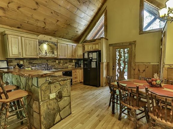 5th image of 247 Pocaset Dr