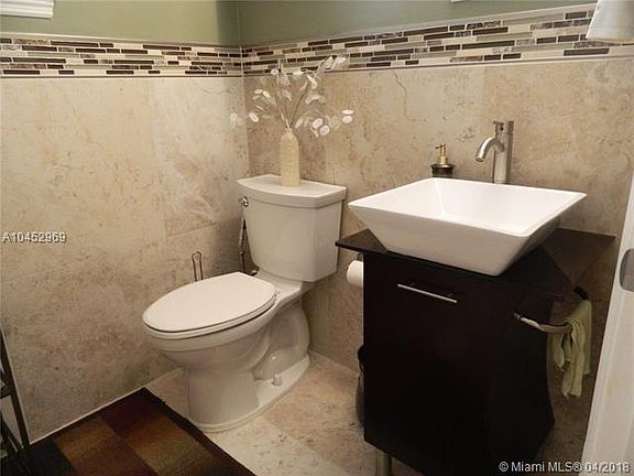 5th image of 530 NW 205th Ave