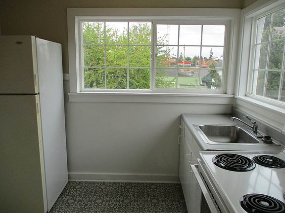 5th image of 817 S 11th St APT 4