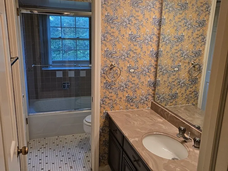2S663 Avenue Normandy St E — Photo 10
