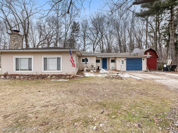 734 Woodland Ave, Lake Orion, MI 48362