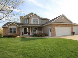 465 Woodview Ave, Robins, IA 52328